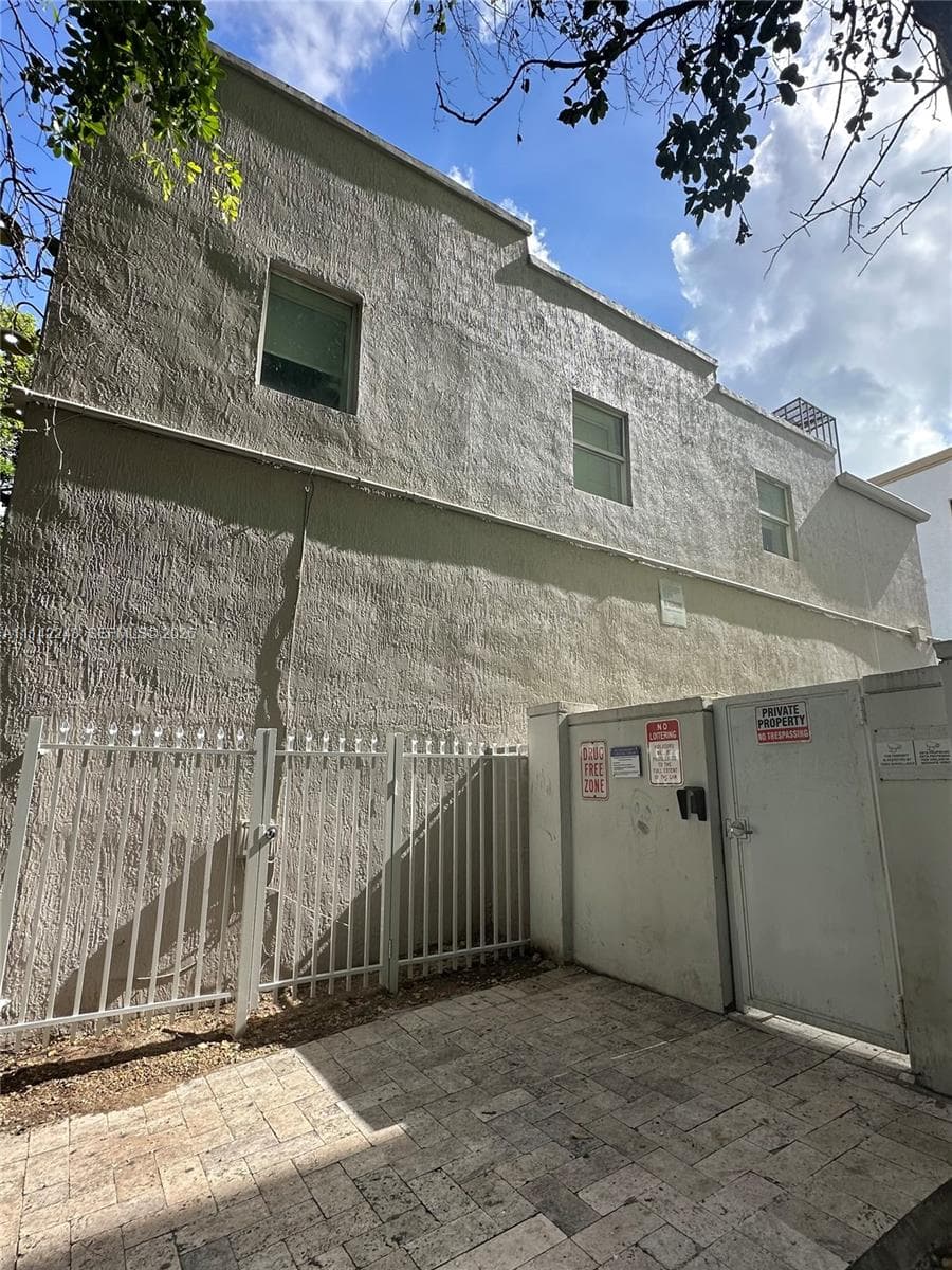 1525-27 NW 3rd Ave, Miami FL 33136