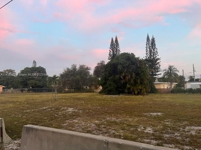221-229 SE 10 St, Hallandale Beach FL 33009