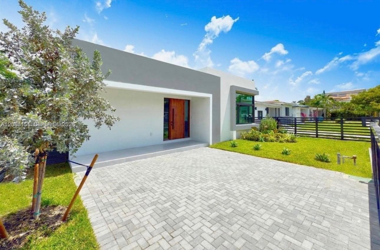 816 NW 21st Ct, Miami FL 33125