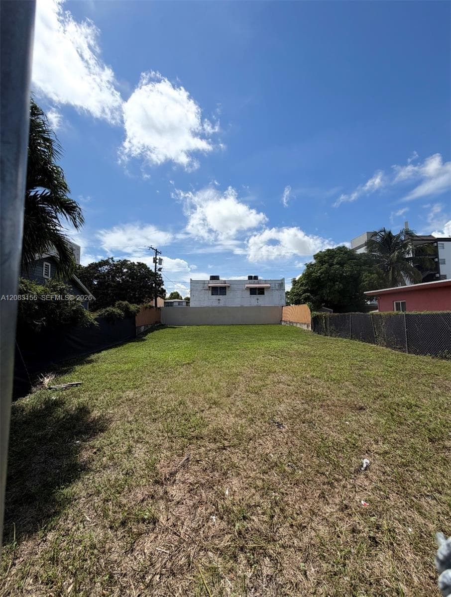 816 NW 21st Ct, Miami FL 33125