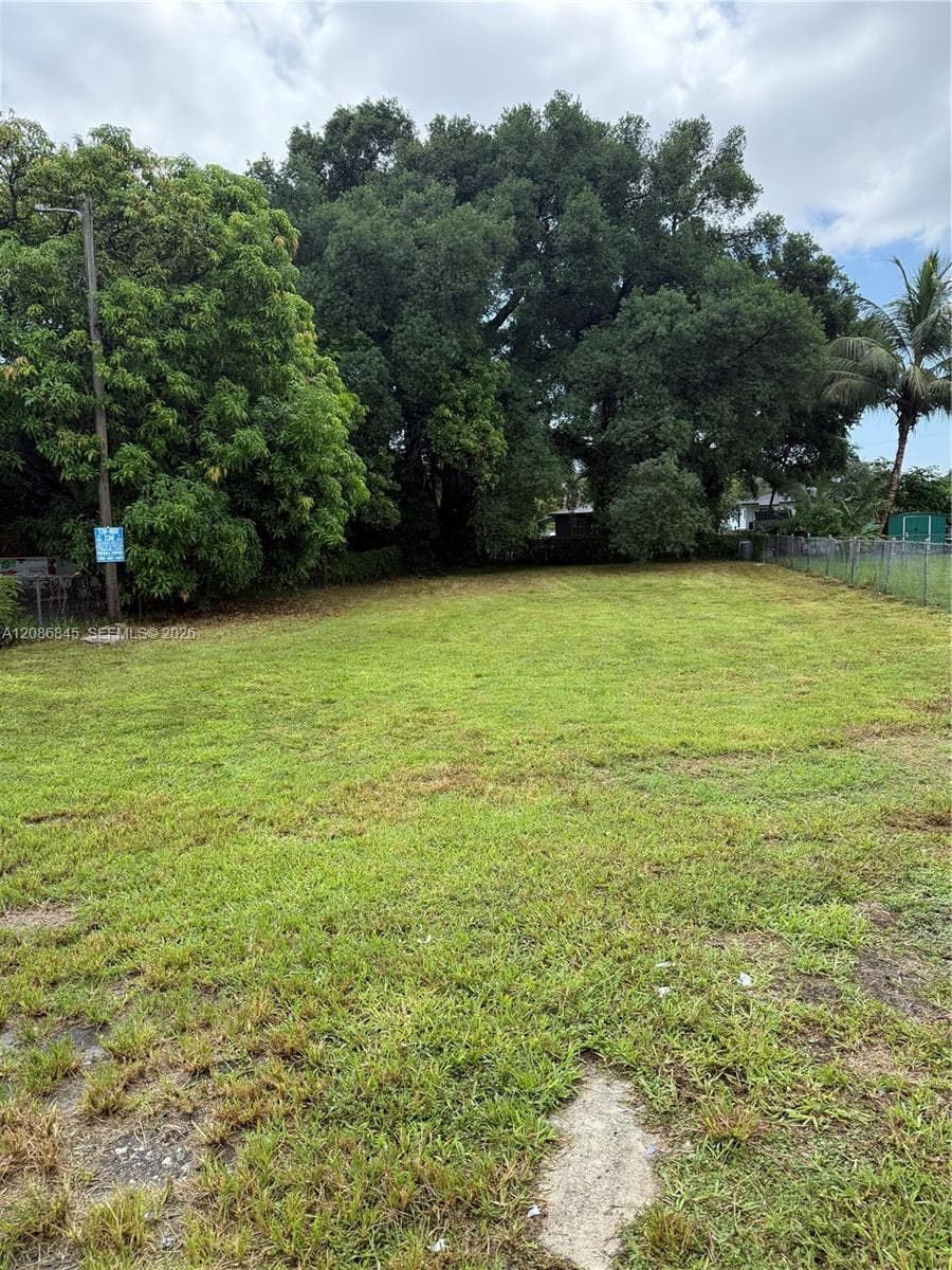 2754 NW 49th St, Miami FL 33142