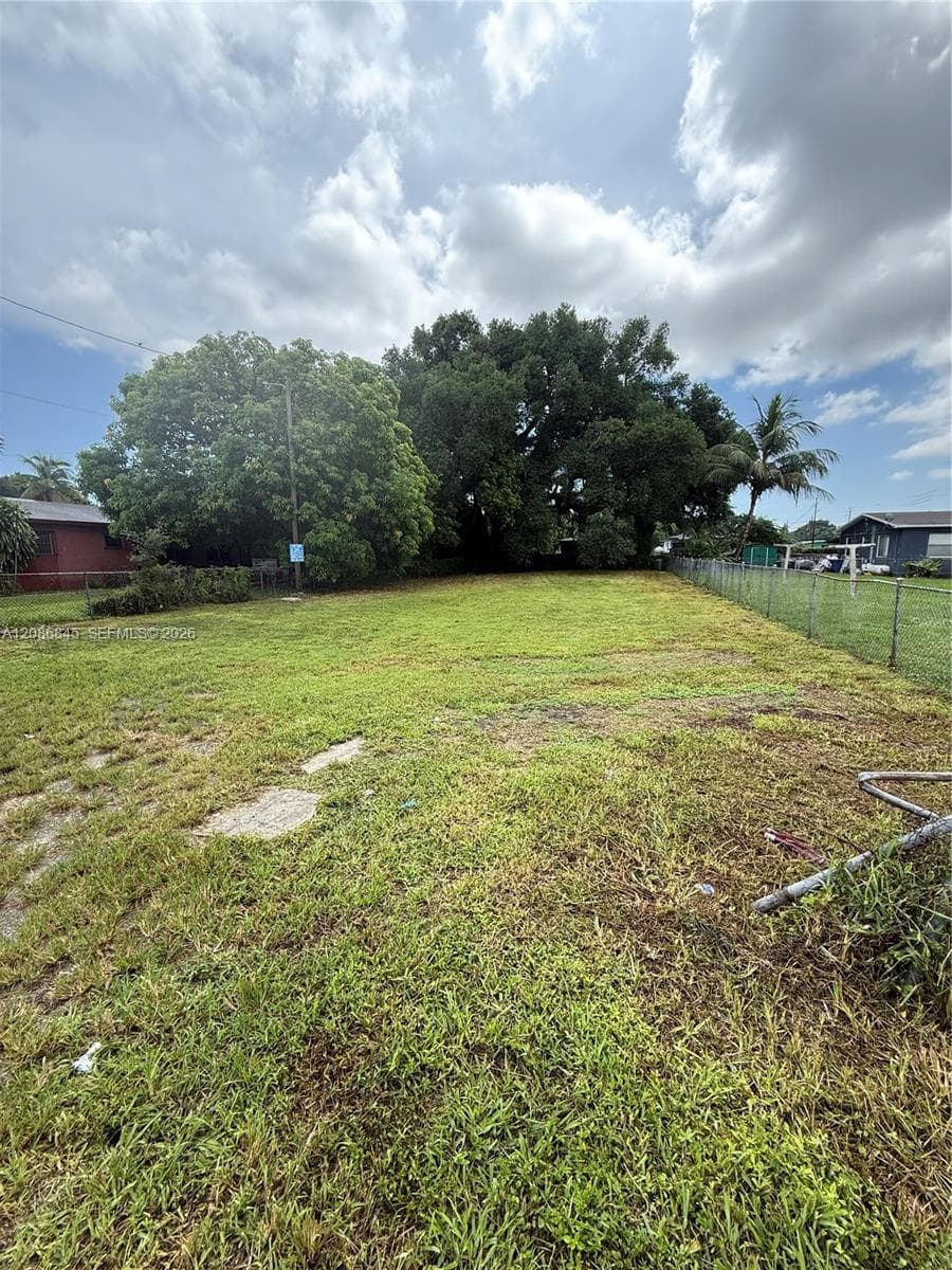 2754 NW 49th St, Miami FL 33142