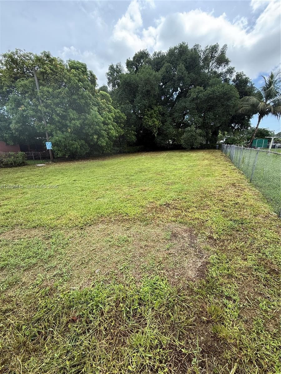 2754 NW 49th St, Miami FL 33142