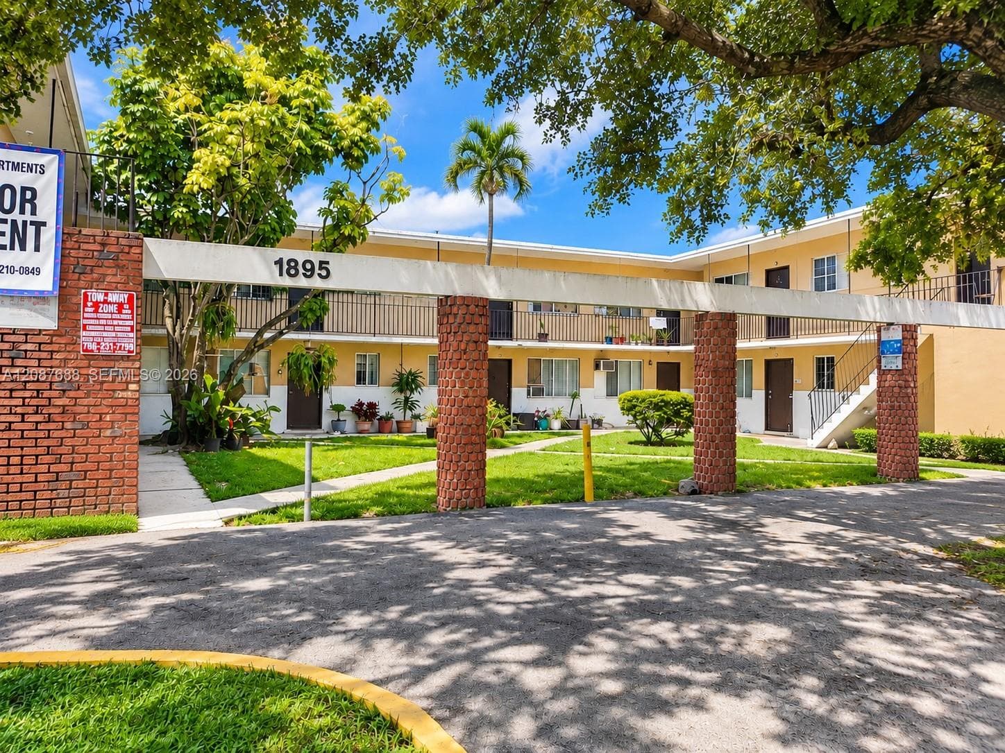 1895 NW 35th St, Miami FL 33142