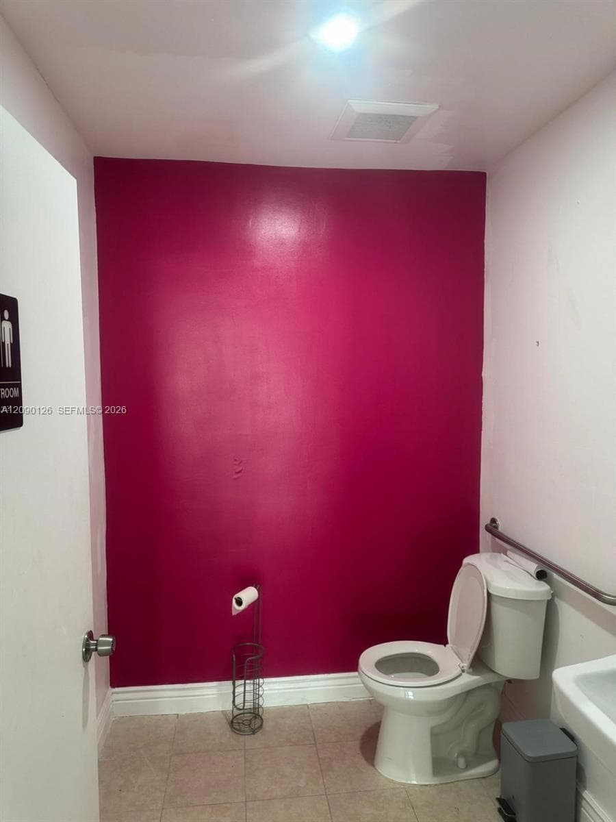 4713 N University Dr, Lauderhill FL 33351