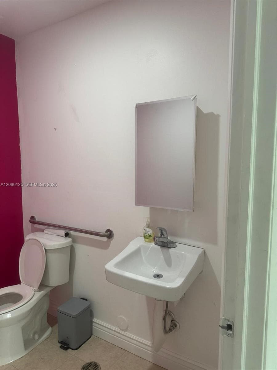 4713 N University Dr, Lauderhill FL 33351