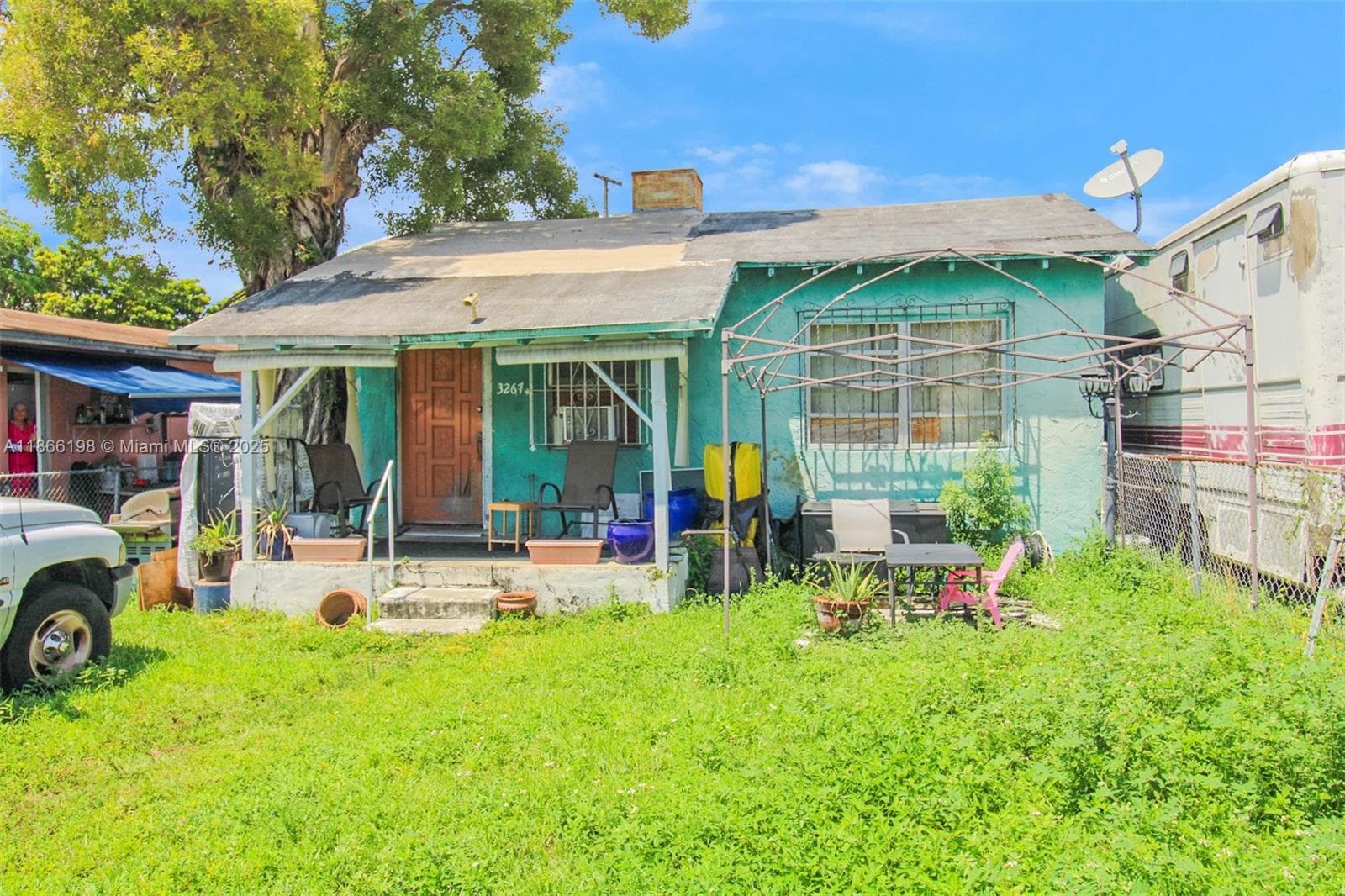 Back property is 2/1 house where 1/2 the back yard is paved for additional parking for the offices. Lot is duplex zoned.