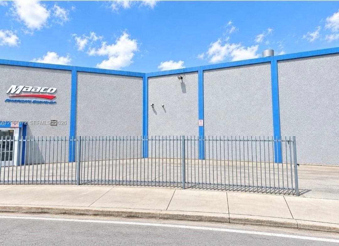 660 NW 137th St, North Miami FL 33168