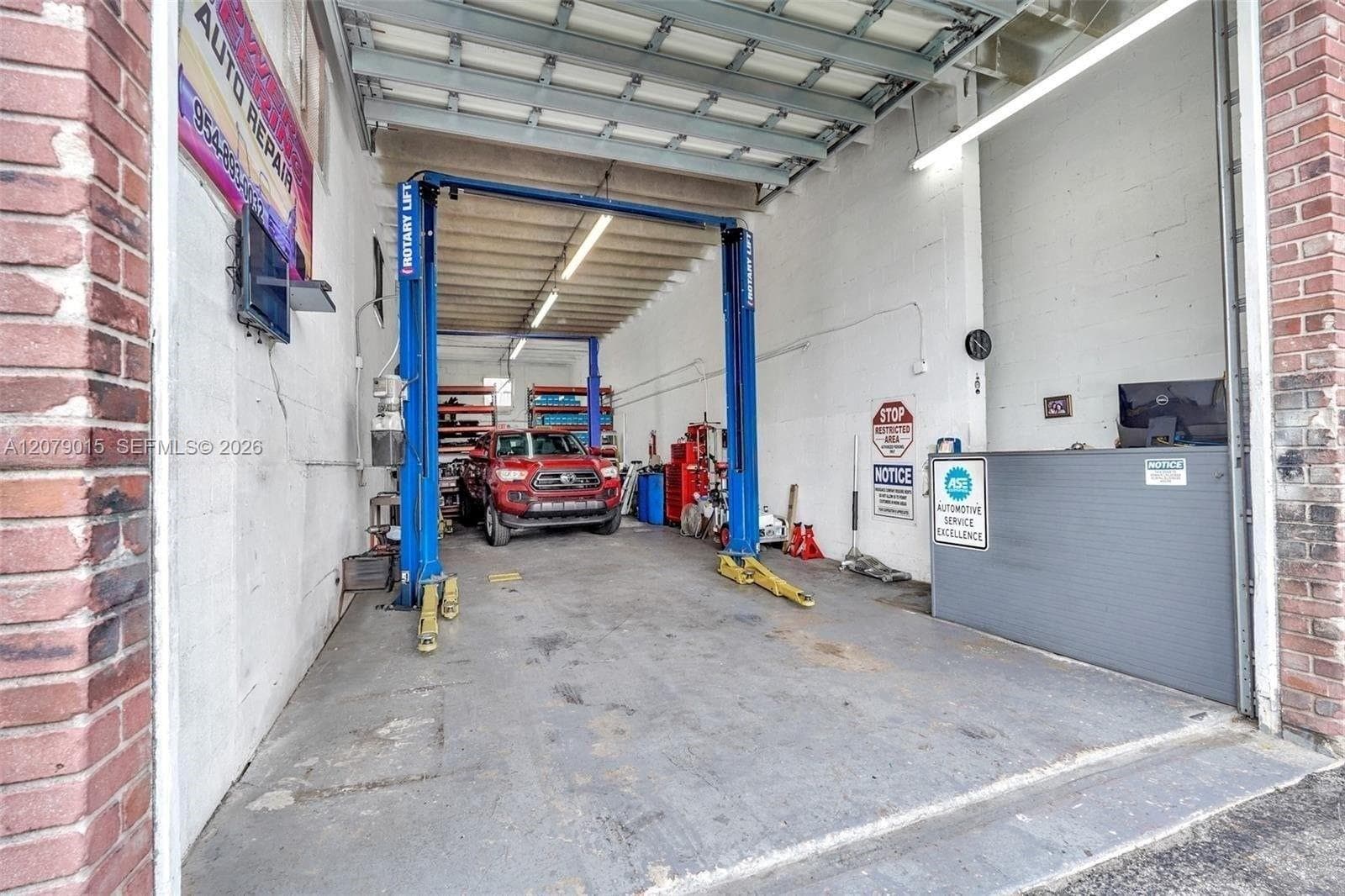 5960 SW 23rd St, West Park FL 33023