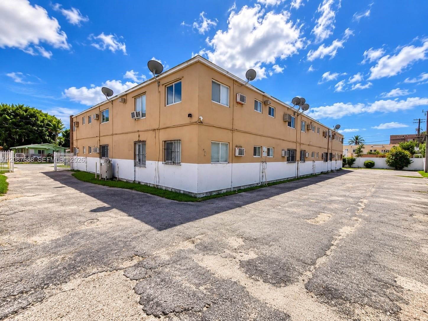 1895 NW 35th St, Miami FL 33142