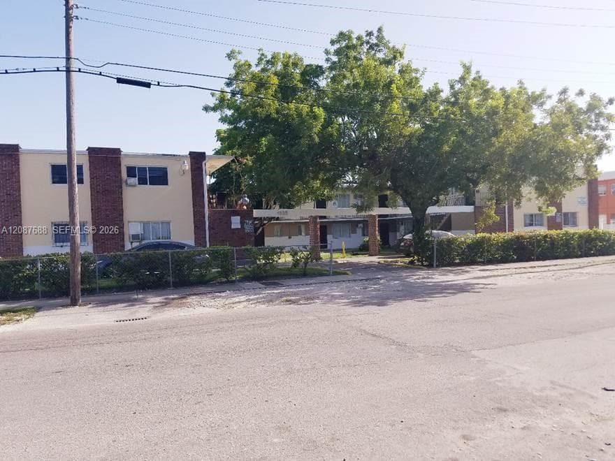 1895 NW 35th St, Miami FL 33142
