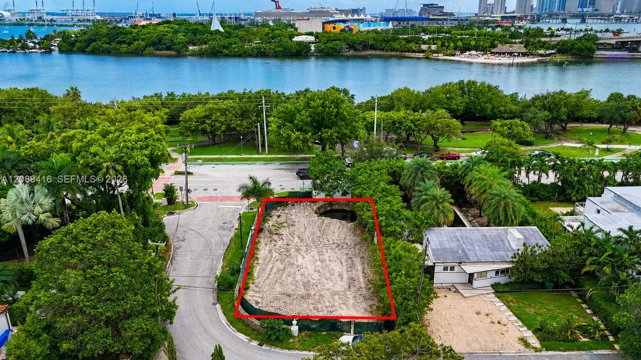 920 N Venetian Dr, Miami FL 33139